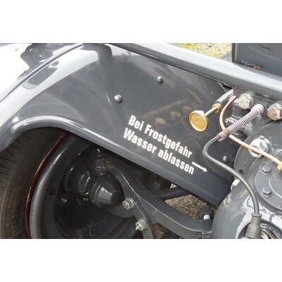 Etiquetando Drenar el agua si hay peligro de helada