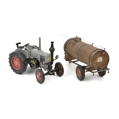 Modelo Lanz Bulldog con un camin cisterna de lodo