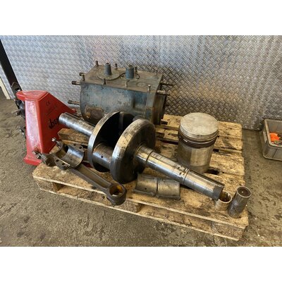 Revisione della pompa dellolio e del regolatore d8506