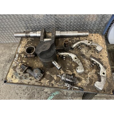 Rvision du vilebrequin, de la bielle, des pistons, du lubrificateur, des mchoires dembrayage