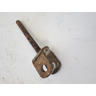 Front axle bolt with pusher