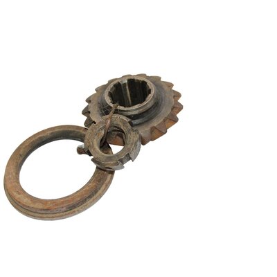 Roue conique (z=17) avec cannelures (pour d7506  partir de Bulldog n 519539 et pour d7506 Allzweck  partir de n 213515).........et Roue conique (z=17) pour d2806 (sur le 1er arbre de transmission)
