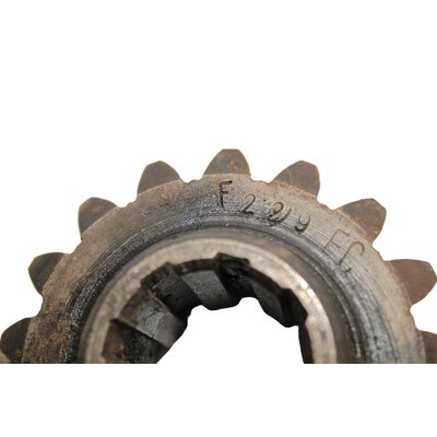 Roue conique (z=17) avec cannelures (pour d7506  partir de Bulldog n 519539 et pour d7506 Allzweck  partir de n 213515).........et Roue conique (z=17) pour d2806 (sur le 1er arbre de transmission)