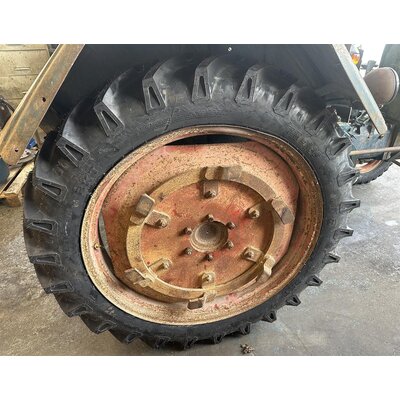 Pneumatic tires compl. (8-36), 9.5-36