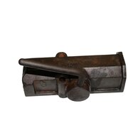 Ursus pump cover, crack-free