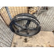 El volante del regulador pesa 10 litros