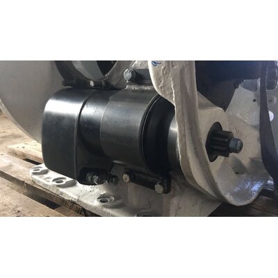 Perforacin en el crter para la cabeza brillante del motor de arranque