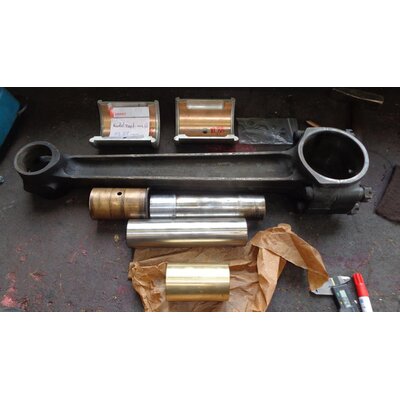 Lavorare la biella, regolare lo spinotto del pistone